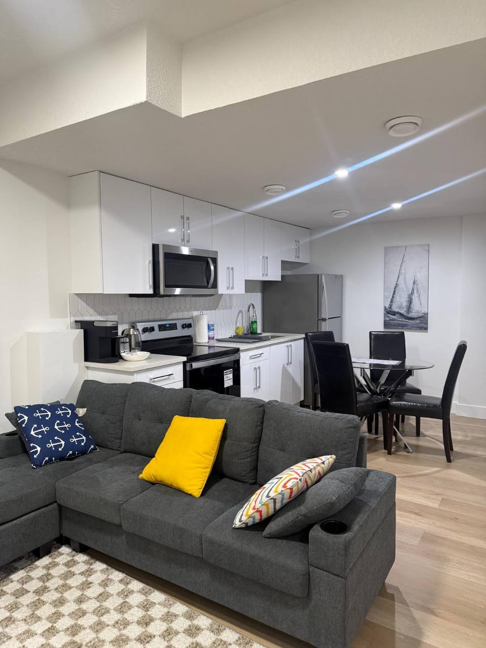 Amazing 2-bedroom house with WiFi in Edmonton Apartment in Edmonton