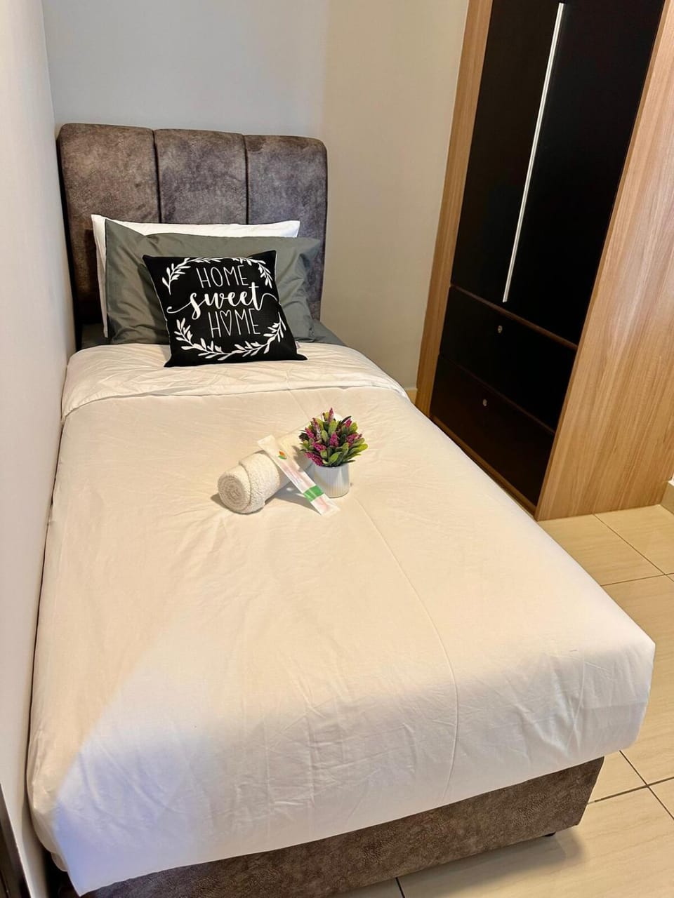 Bed, Bedroom, towels