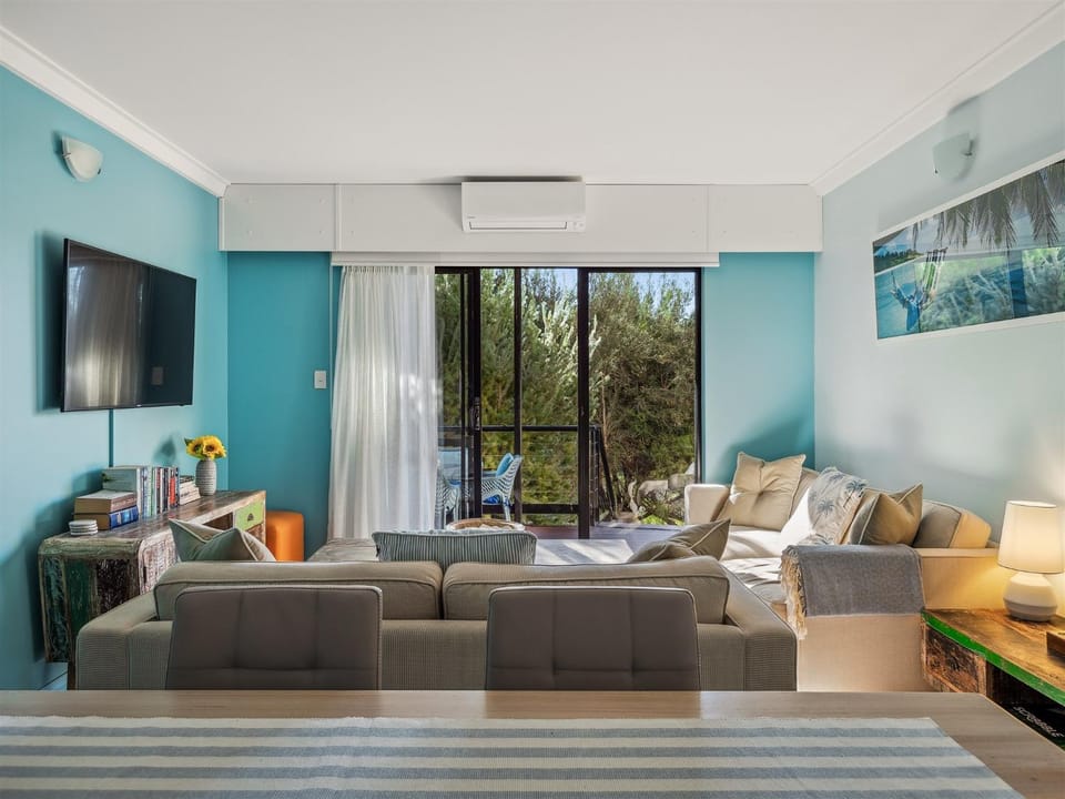 Communal lounge/ TV room, TV and multimedia, Living room, Photo of the whole room, Seating area, air conditioner