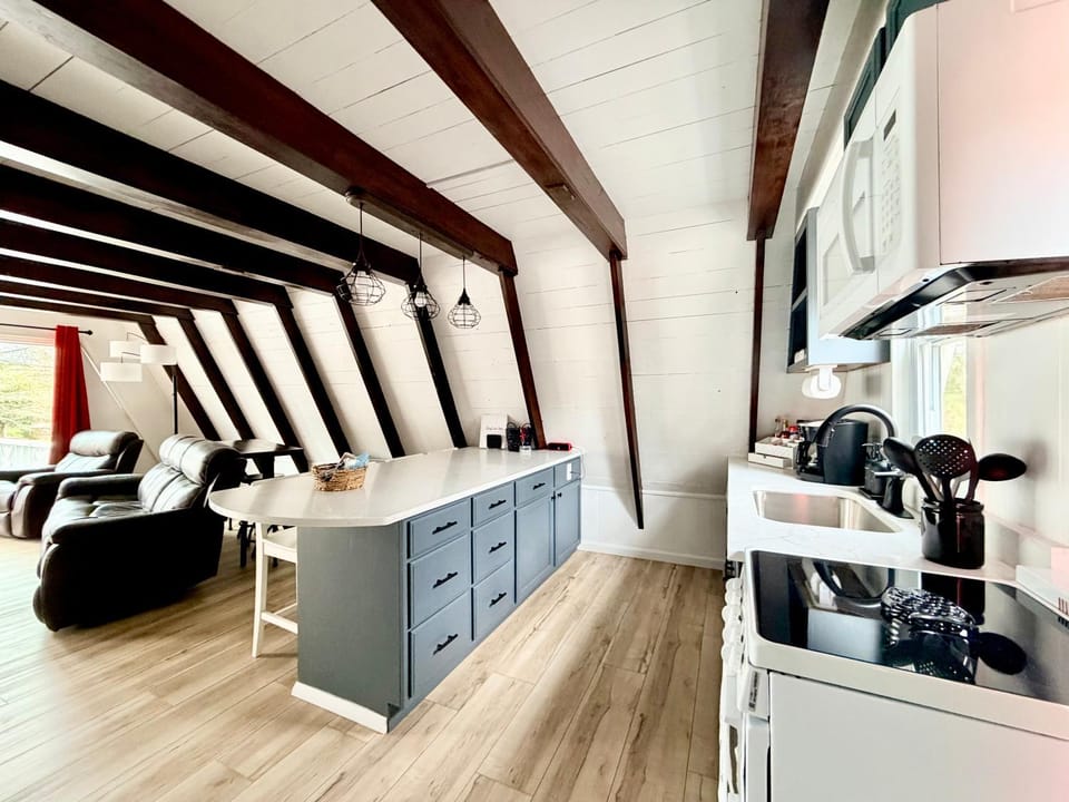 Coffee/tea facilities, Kitchen or kitchenette, Living room, Photo of the whole room, Seating area