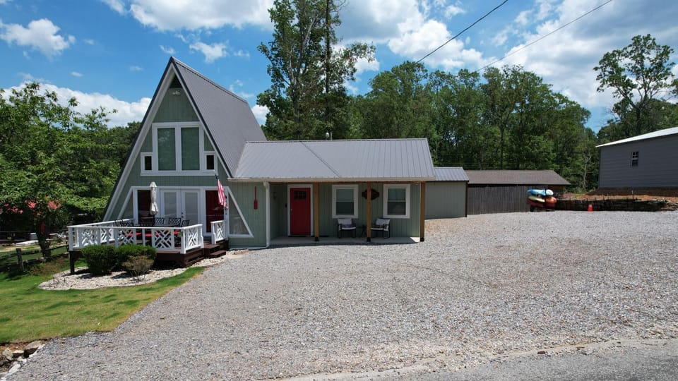 Property building, Facade/entrance, Natural landscape, Parking