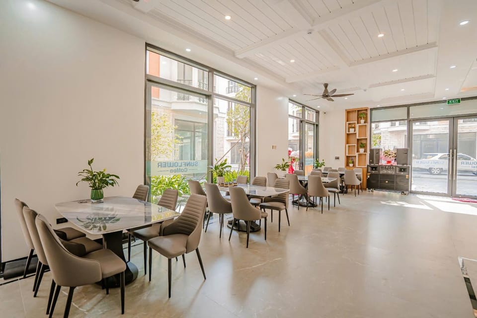 Restaurant/places to eat, Living room, Banquet/Function facilities, Seating area