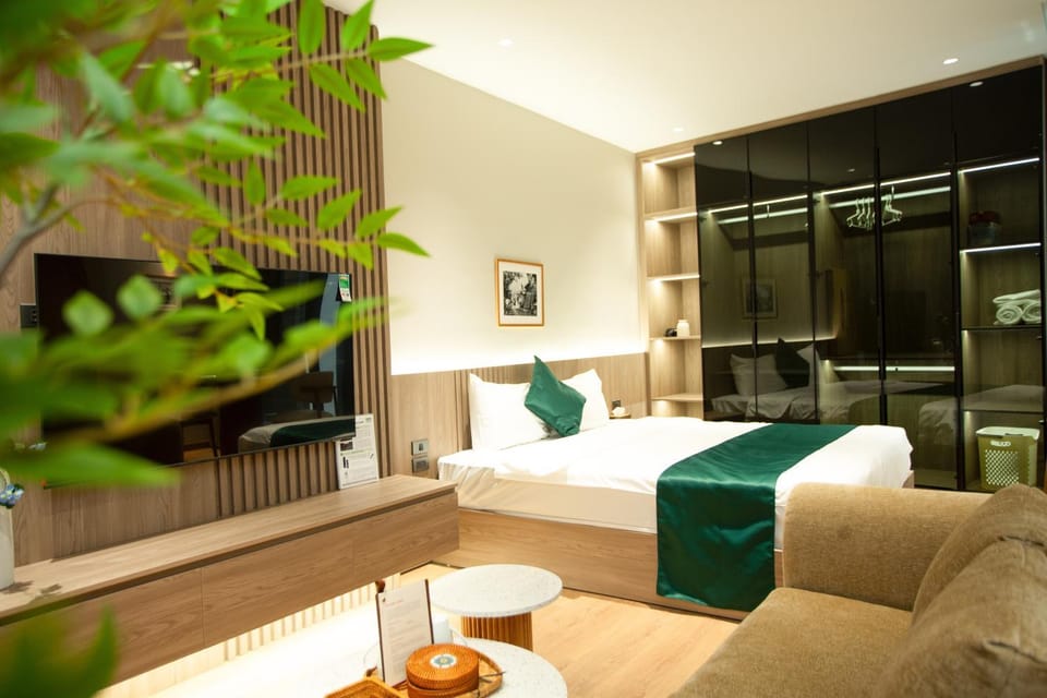 Bed, Living room, Photo of the whole room, Seating area, Bedroom