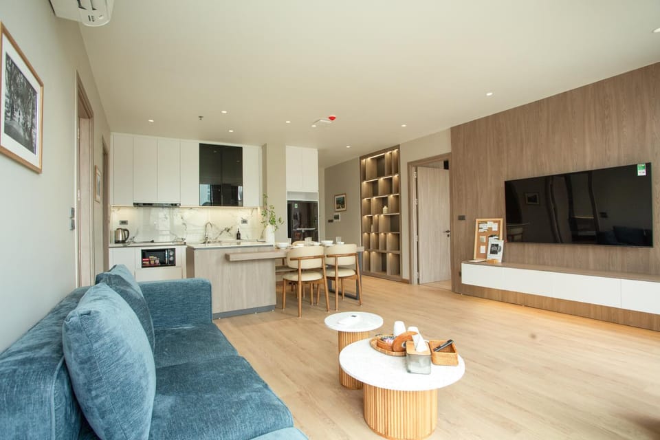 TV and multimedia, Living room, Photo of the whole room, Seating area, Dining area