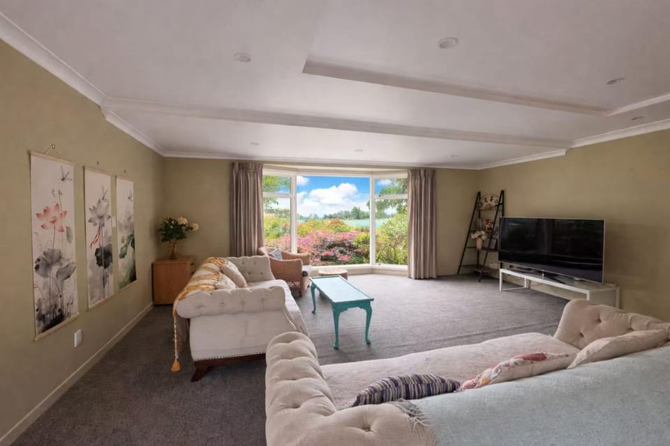 Lakeside Retreat with Swim Spa Apartment in Hamilton