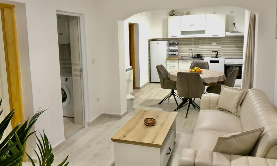 Kitchen or kitchenette, Living room, Seating area, Dining area, minibar, pet friendly