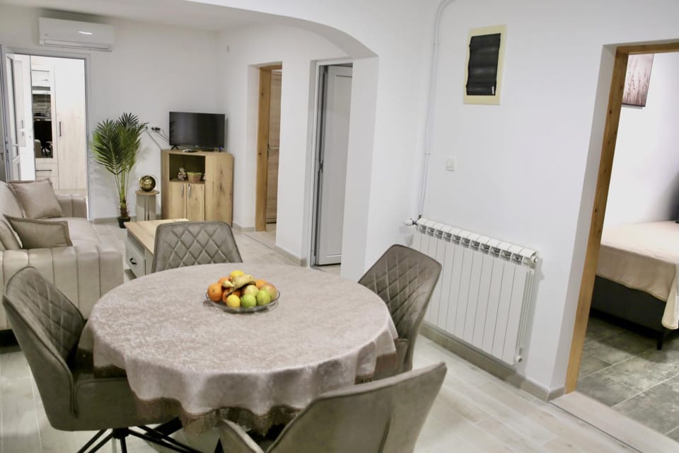 TV and multimedia, Living room, Seating area, Dining area, internet