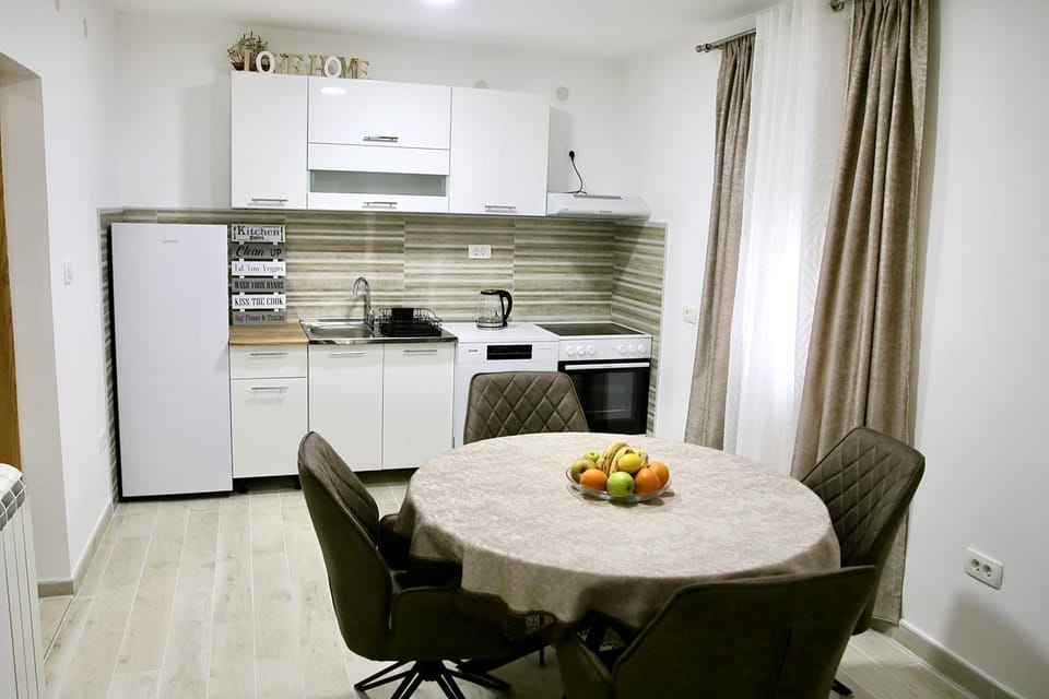 Kitchen or kitchenette, Food and drinks, Dining area, Food, minibar, oven, stove