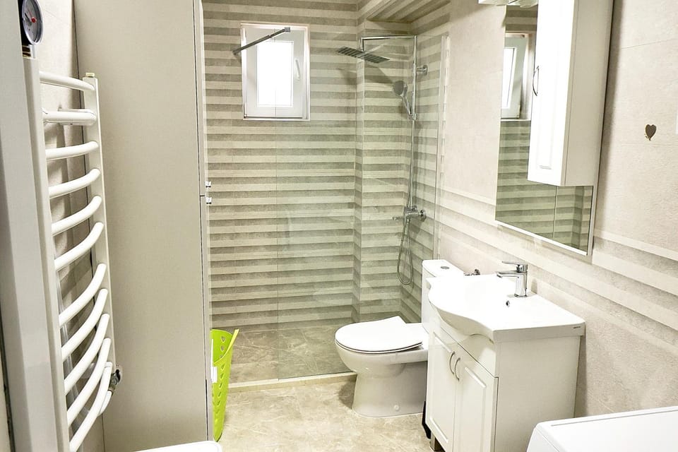 Shower, Toilet, Bathroom, bidet, towels