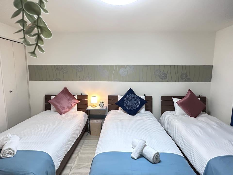 Bed, Bedroom, towels