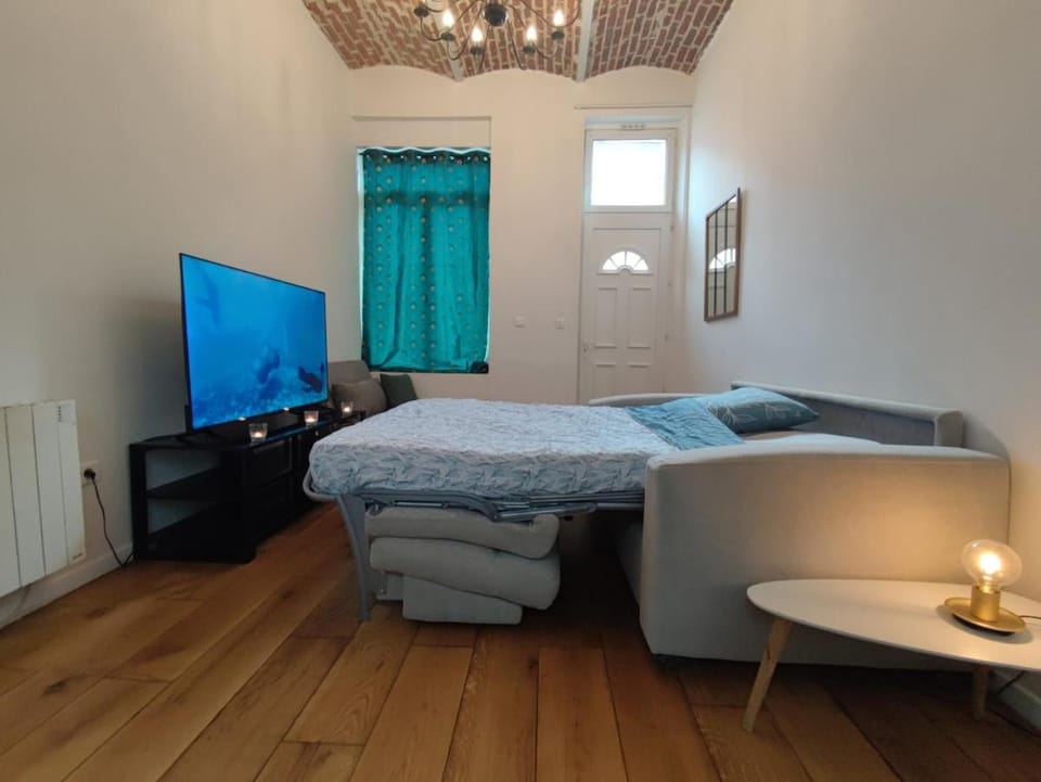 Bed, Living room