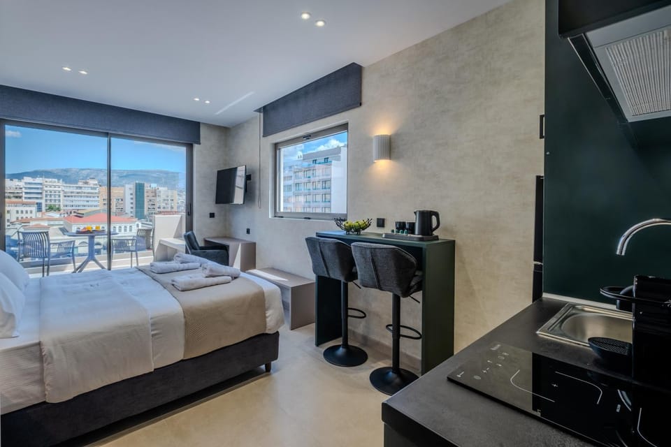 Bed, TV and multimedia, Kitchen or kitchenette, Photo of the whole room, Dining area, Bedroom
