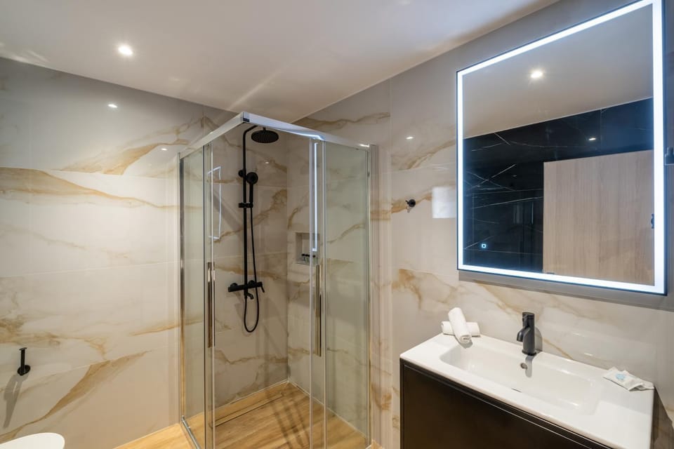 Shower, Toilet, Bathroom, towels