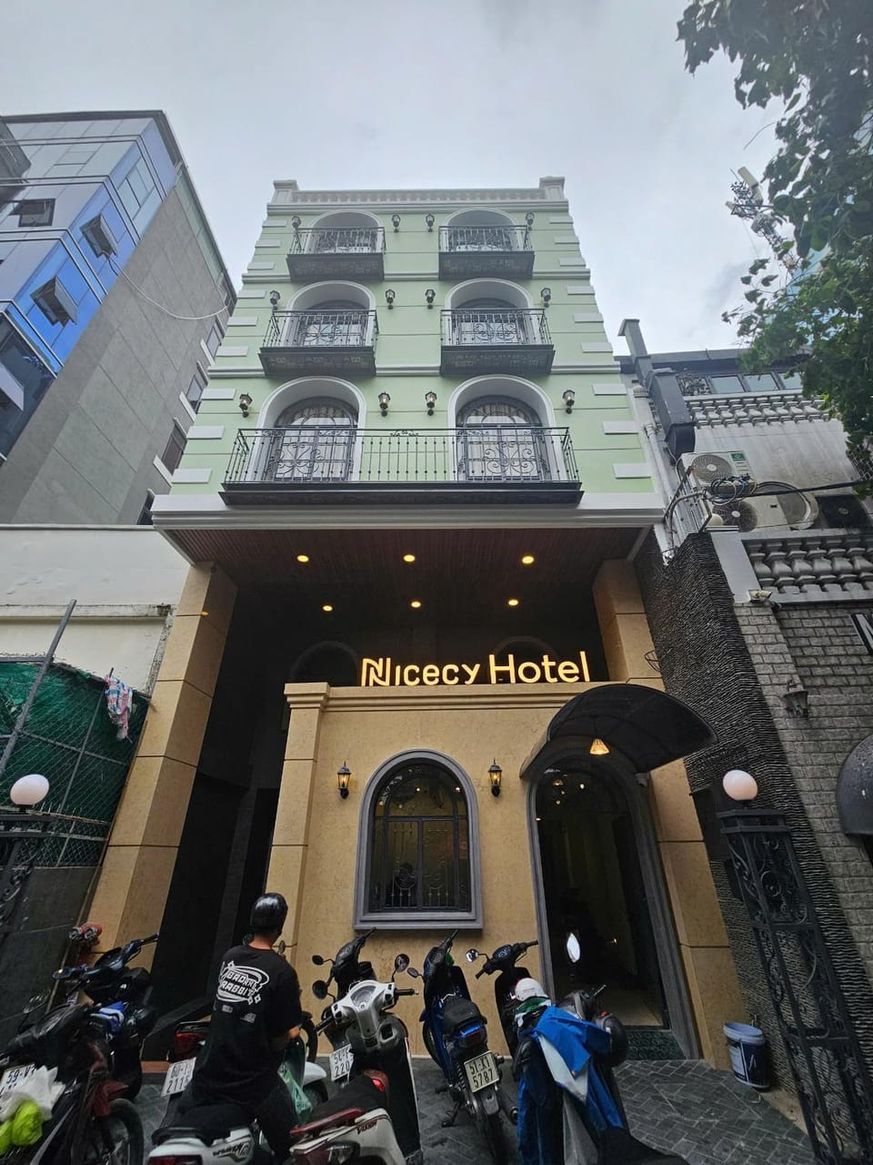 Property building, Facade/entrance, Lobby or reception, Location
