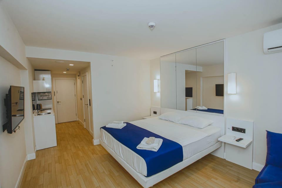 Bed, TV and multimedia, Photo of the whole room, Bedroom, towels, air conditioner