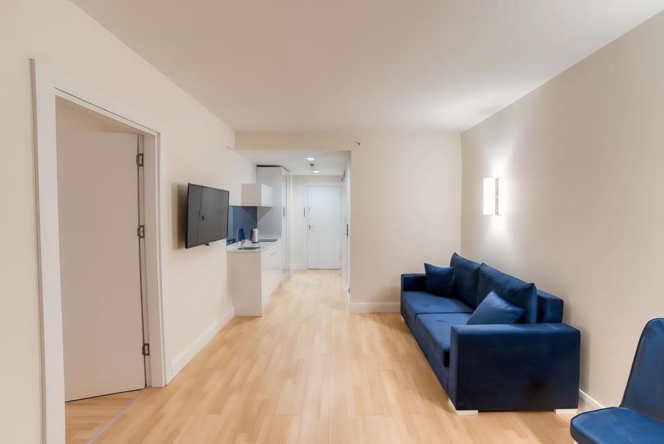 Communal lounge/ TV room, TV and multimedia, Living room, Seating area, Evening entertainment