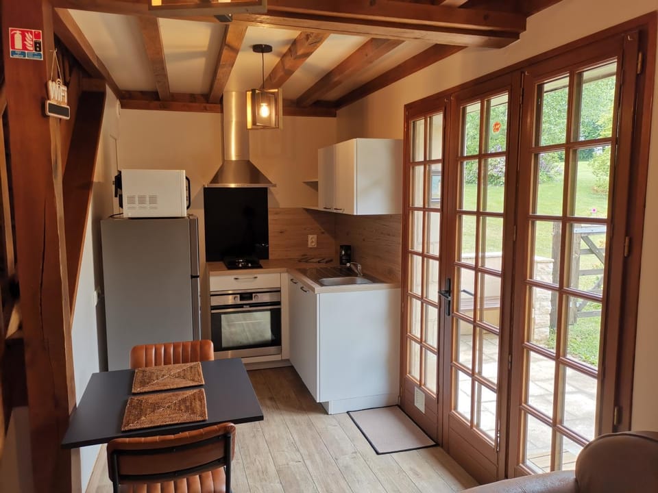 Kitchen or kitchenette, Dining area