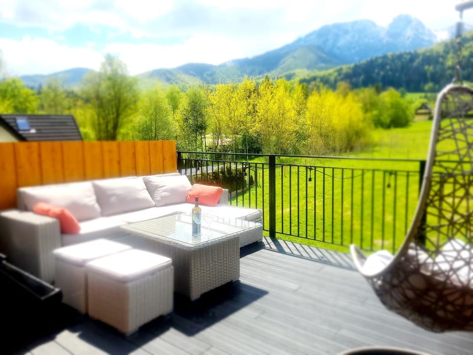 Natural landscape, View (from property/room), Balcony/Terrace, Seating area, Mountain view