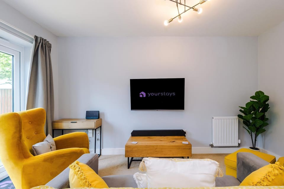 TV and multimedia, Living room, Seating area, Evening entertainment