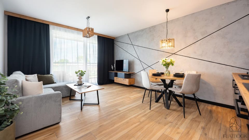 Bed, TV and multimedia, Living room, Photo of the whole room, Seating area, Dining area