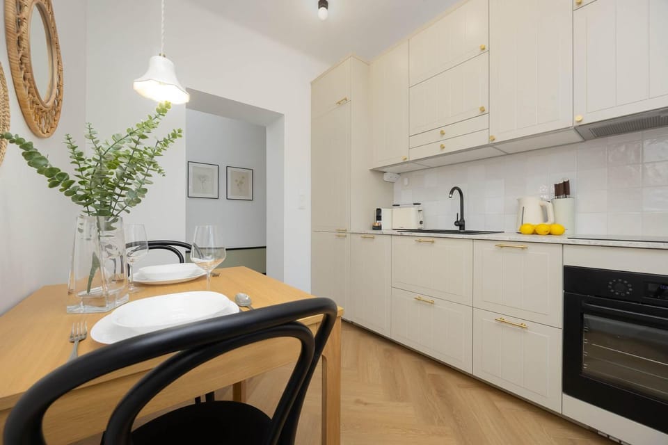 Kitchen or kitchenette, Dining area, stove