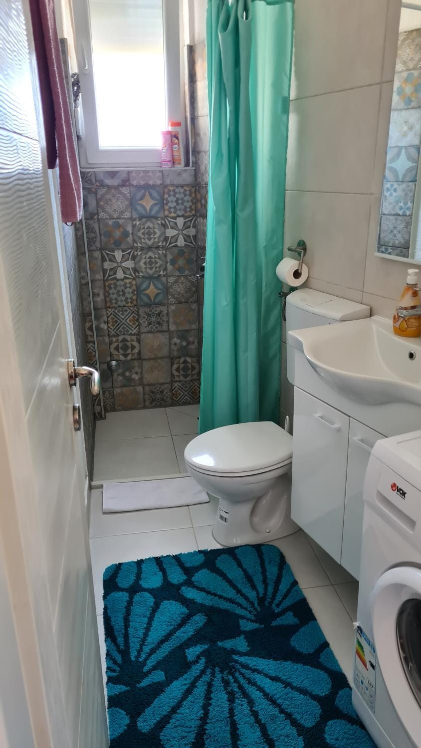 Shower, Toilet, Bathroom, towels, washing machine