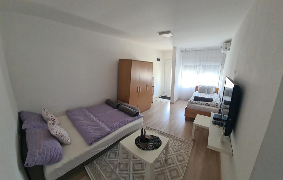 Bed, TV and multimedia, Living room, Photo of the whole room, Bedroom