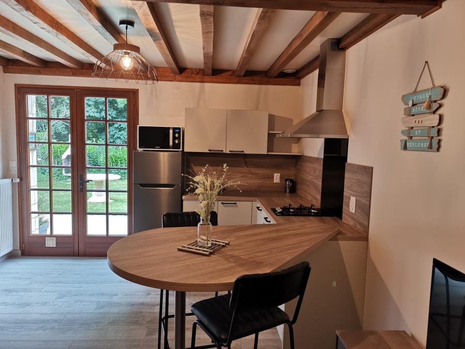 Kitchen or kitchenette, oven, stove