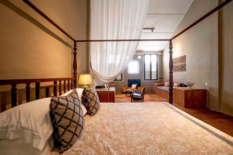 Bed, Living room, Photo of the whole room, Seating area, Bedroom