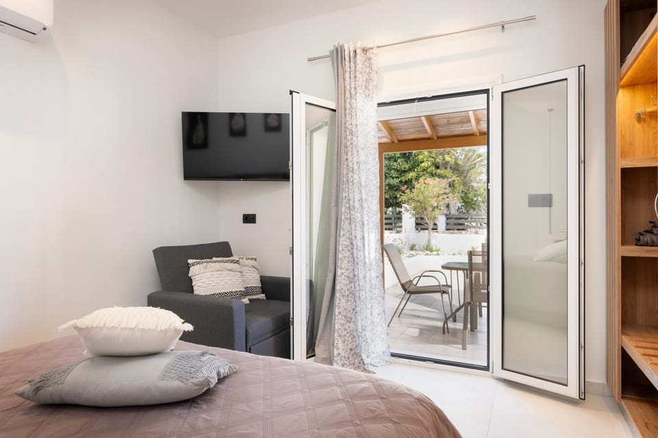 Horse Farm House - 5 Min to the Beach Apartment in Marmari