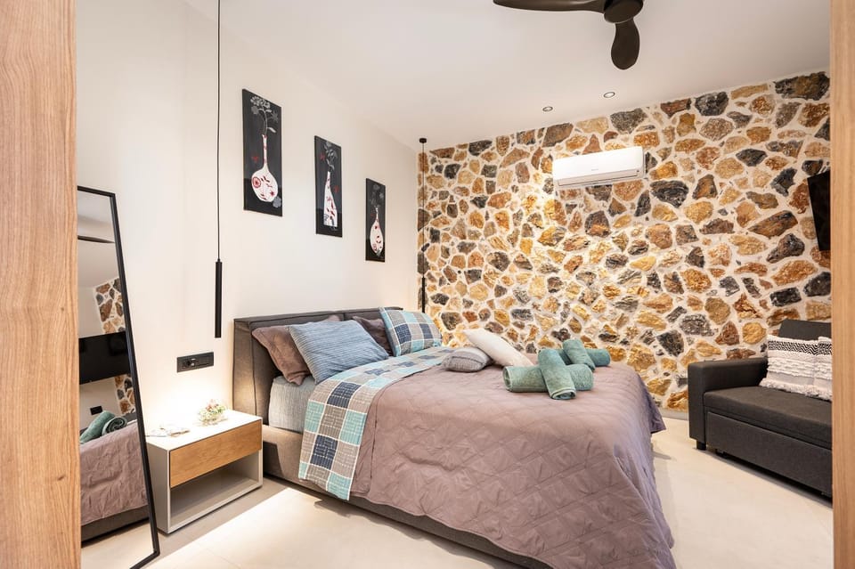 Bed, Photo of the whole room, Seating area, Bedroom