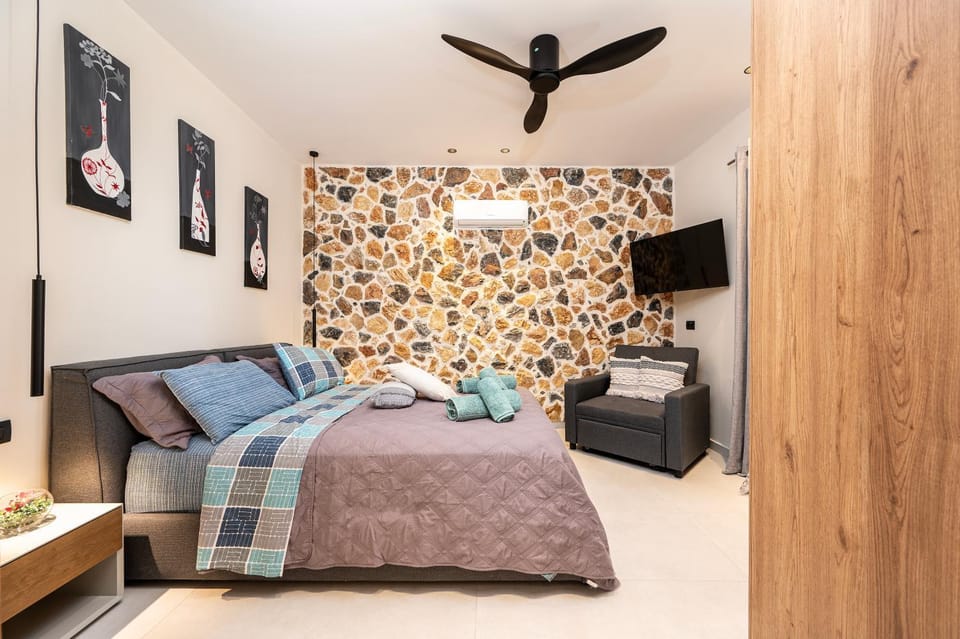 Bed, Photo of the whole room, Bedroom, towels