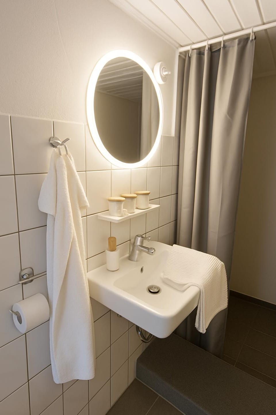 Shower, Toilet, Bathroom, hair dryier, heating, internet, towels