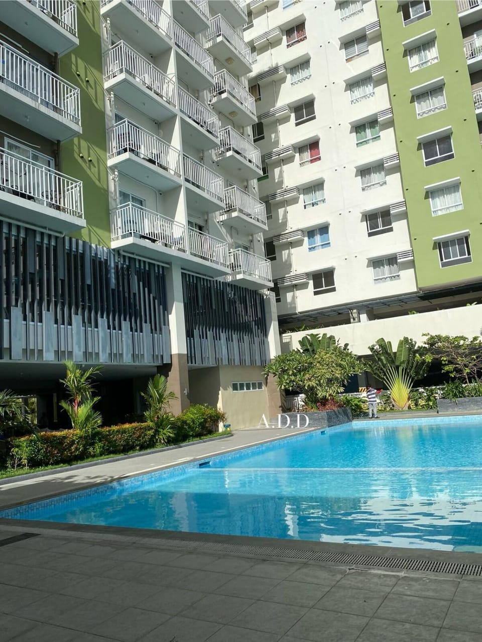 Property building, Day, Pool view, Swimming pool, sunbed