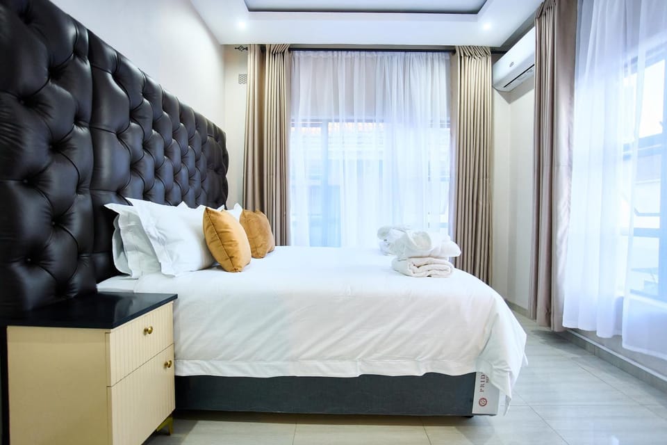 Bed, Photo of the whole room, towels, air conditioner