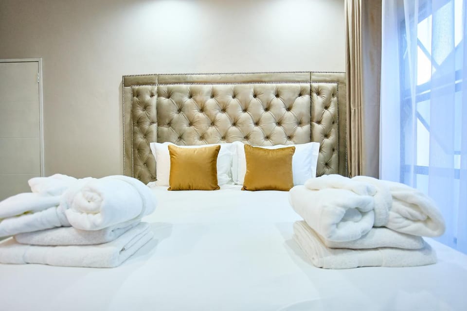 Bed, Photo of the whole room, Bedroom, towels