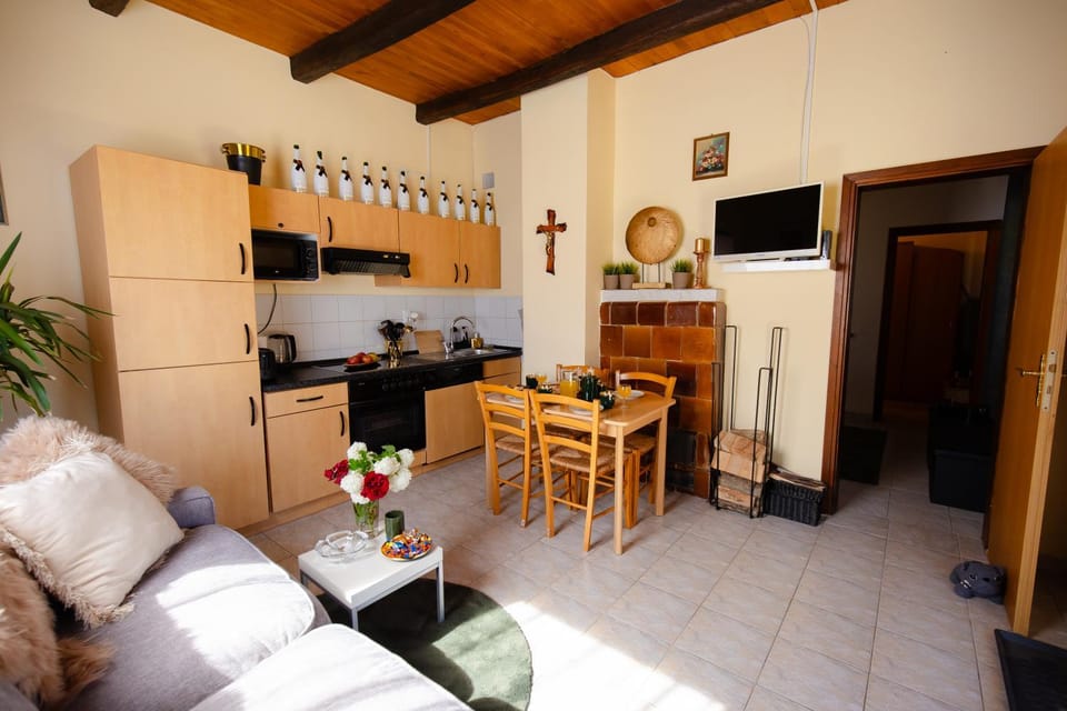 Kitchen or kitchenette, Seating area, Dining area, oven, pet friendly, stove