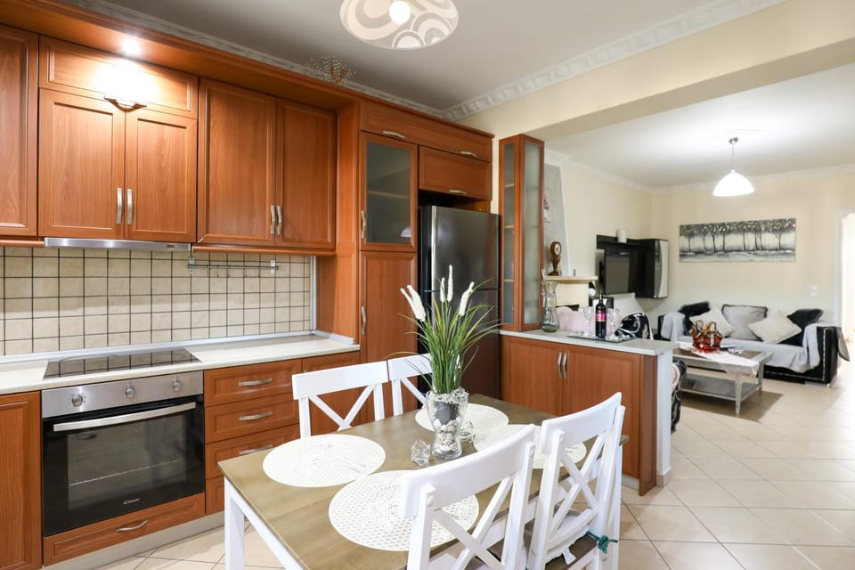 Kitchen or kitchenette, Seating area, Dining area