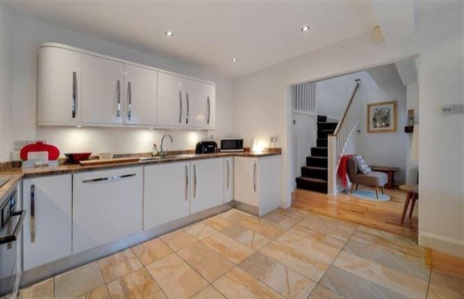 Kitchen or kitchenette, dishwasher, stove