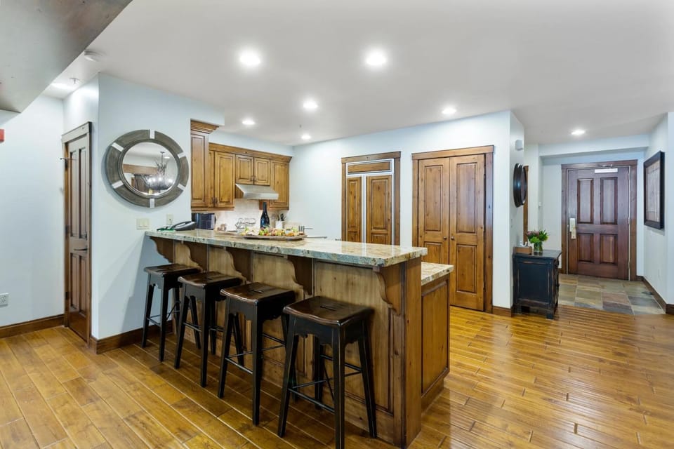 Trail's End Lodge at Deer Valley Resort - Two Bedroom Residence with Den and Spa #202 Apartment in Park City