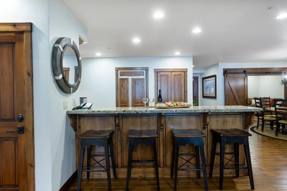 Trail's End Lodge at Deer Valley Resort - Two Bedroom Residence with Den and Spa #202 Apartment in Park City