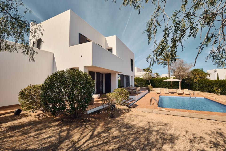 Property building, Day, Pool view, Swimming pool, sunbed