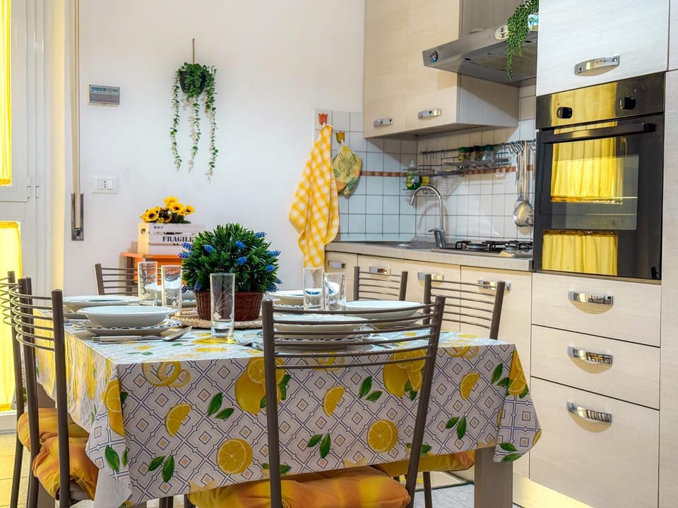 Kitchen or kitchenette, Living room, Seating area, Dining area, stove