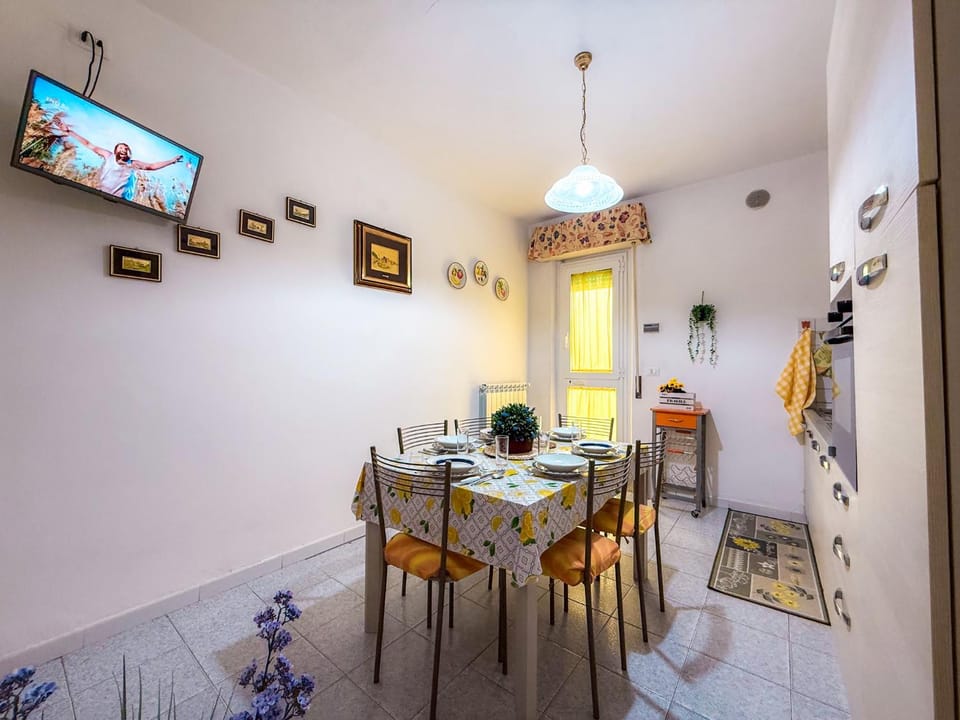 TV and multimedia, Kitchen or kitchenette, Living room, Seating area, Dining area