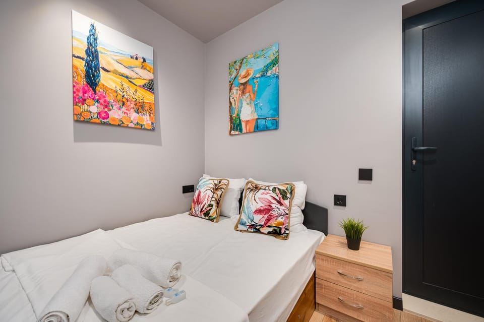 Bed, Photo of the whole room, Bedroom, towels