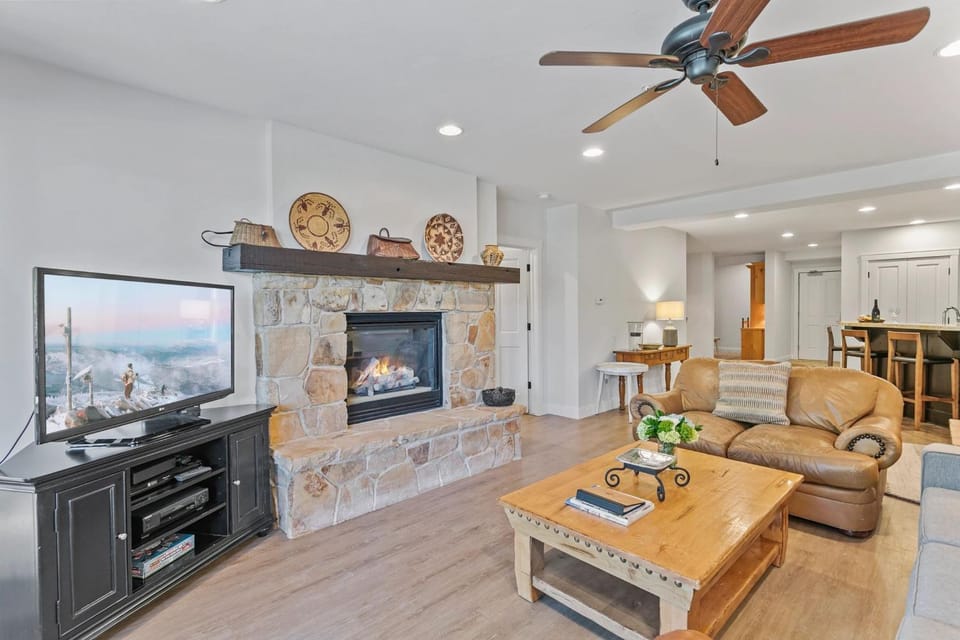 Trail's End Lodge at Deer Valley Resort - Two Bedroom Residence with Den and Spa #103 Apartment in Park City