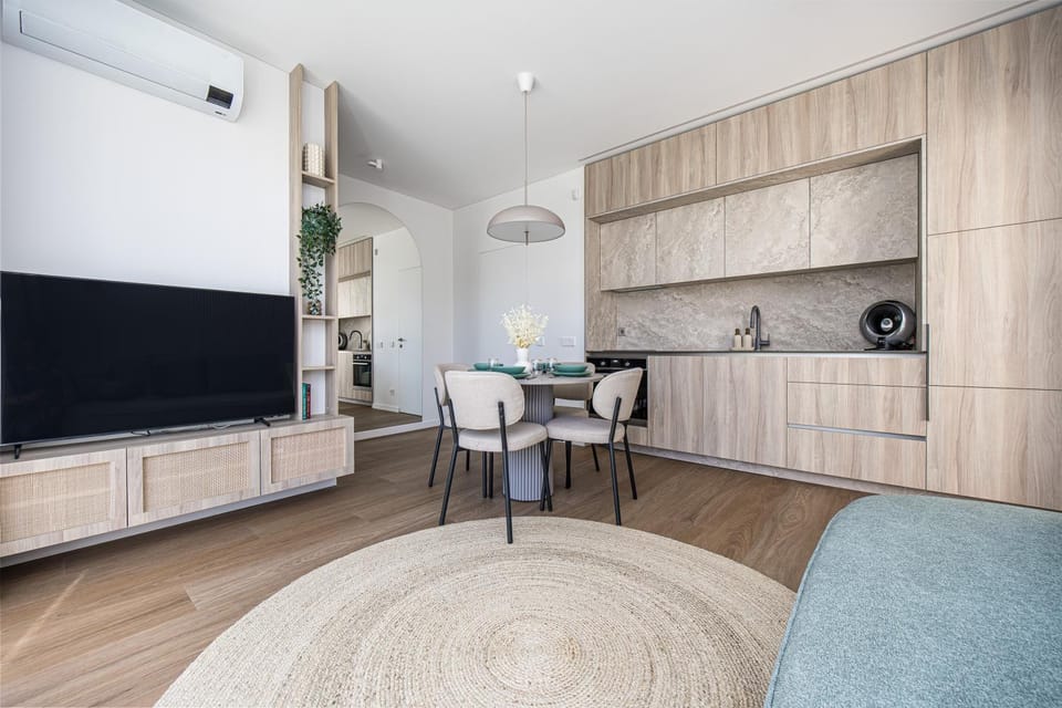 TV and multimedia, Kitchen or kitchenette, Living room, Seating area, Dining area, oven, air conditioner
