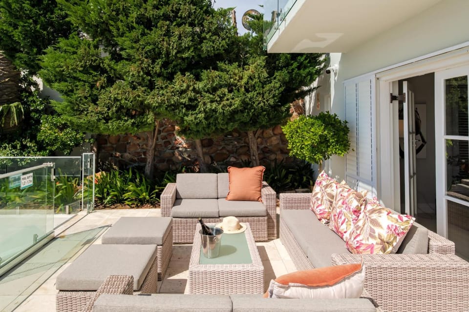 Property building, Balcony/Terrace, Seating area, Garden view