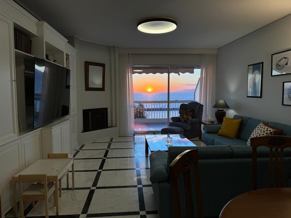 Natural landscape, TV and multimedia, Living room, Evening entertainment