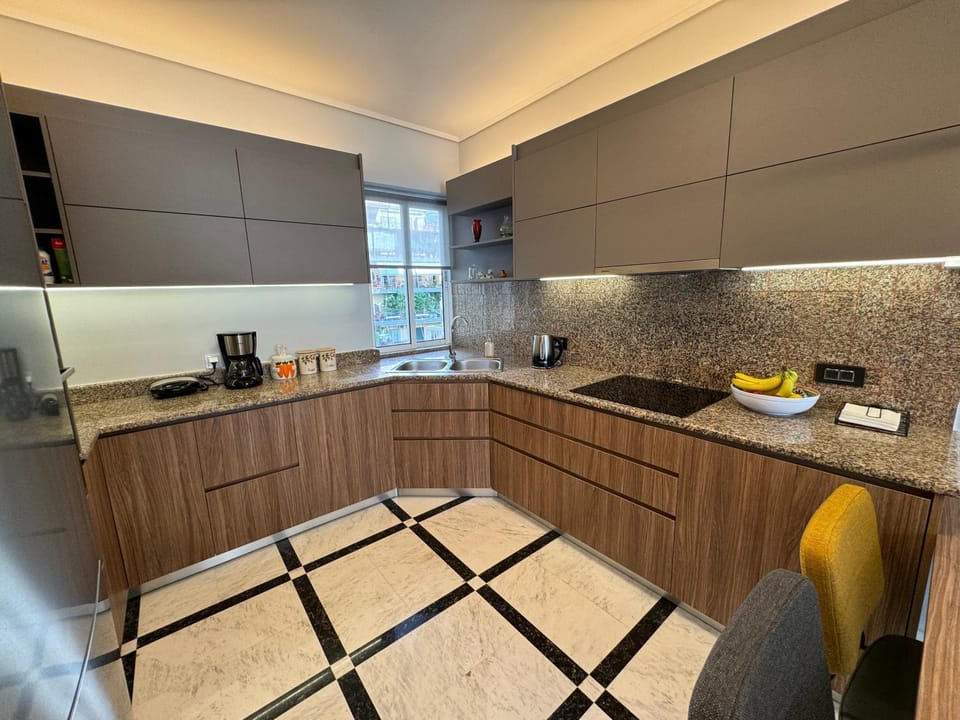 Coffee/tea facilities, Kitchen or kitchenette, stove, toaster